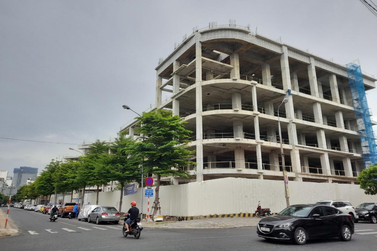 Dự án Golden Square do Công ty Cổ phần địa ốc Đông Á làm chủ đầu tư chỉ mới xây dựng lên những tòa nhà bê-tông thô rồi “phơi sương” gần 10 năm nay.