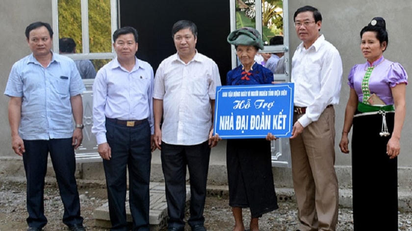 Ông Lò Văn Mừng - Trưởng Ban Dân vận Tỉnh ủy, Chủ tịch Ủy ban MTTQ tỉnh Điện Biên (người thứ 2 từ phải sang trái) trao nhà Ðại đoàn kết cho hộ nghèo xã Thanh Nưa, huyện Ðiện Biên.