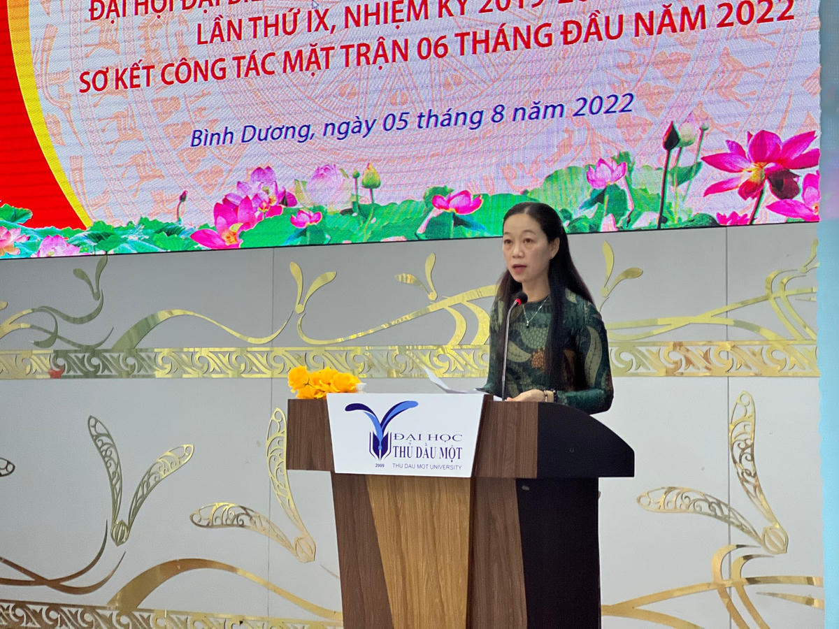 Bà Trần Thị Hồng Hạnh, Phó Chủ tịch Thường trực Ủy ban MTTQ Việt Nam tỉnh Bình Dương báo cáo kết quả hoạt động giữa nhiệm kỳ.