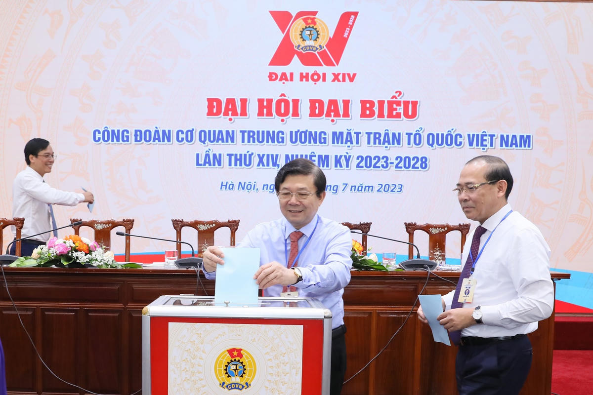 Phó Chủ tịch UBTƯ MTTQ Việt Nam Nguyễn Hữu Dũng bỏ phiếu tại Đại hội.