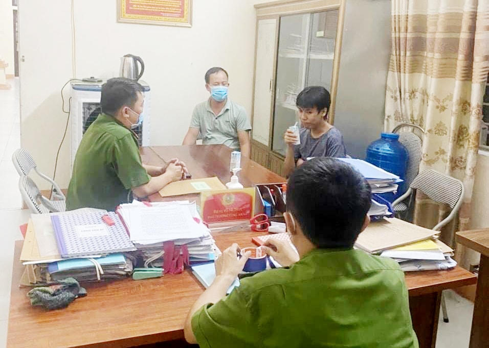 Thanh niên có dấu hiệu trầm cảm được Công an xã Xuân Linh đưa về trụ sở chăm sóc.
