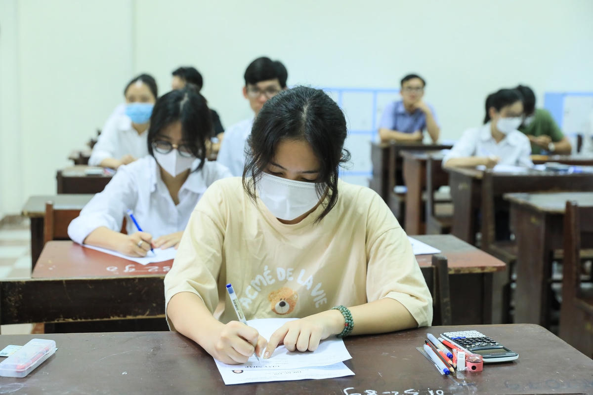 Thí sinh thi tốt nghiệp môn Toán tại điểm thi Trường THPT Chu Văn An (Hà Nội).