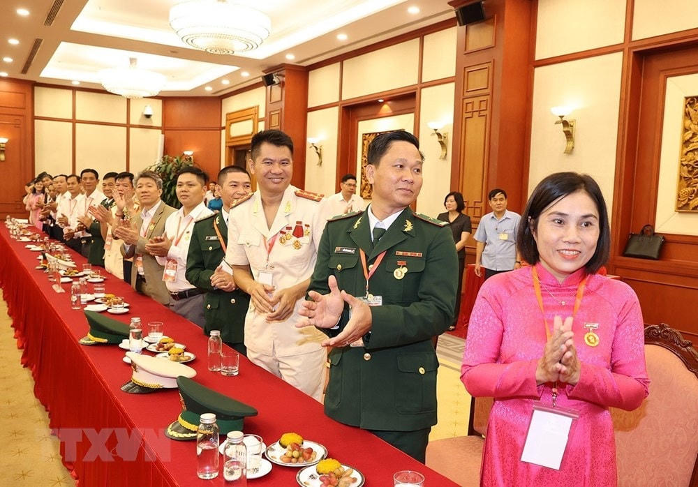 Các đại biểu điển hình tiêu biểu toàn quốc dự buổi gặp mặt. Ảnh: Trí Dũng/TTXVN.