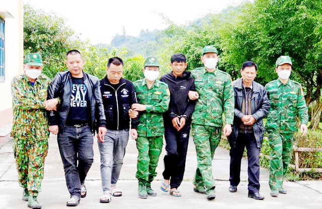 Lực lượng Bộ đội Biên phòng Hà Tĩnh dẫn giải các đối tượng về cơ quan để điều tra làm rõ.
