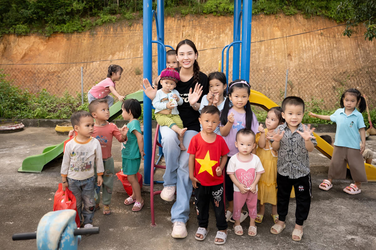 Hoa hậu Mai Phương tiếp tục hành trình ý nghĩa với dự án "chăm em đến trường".