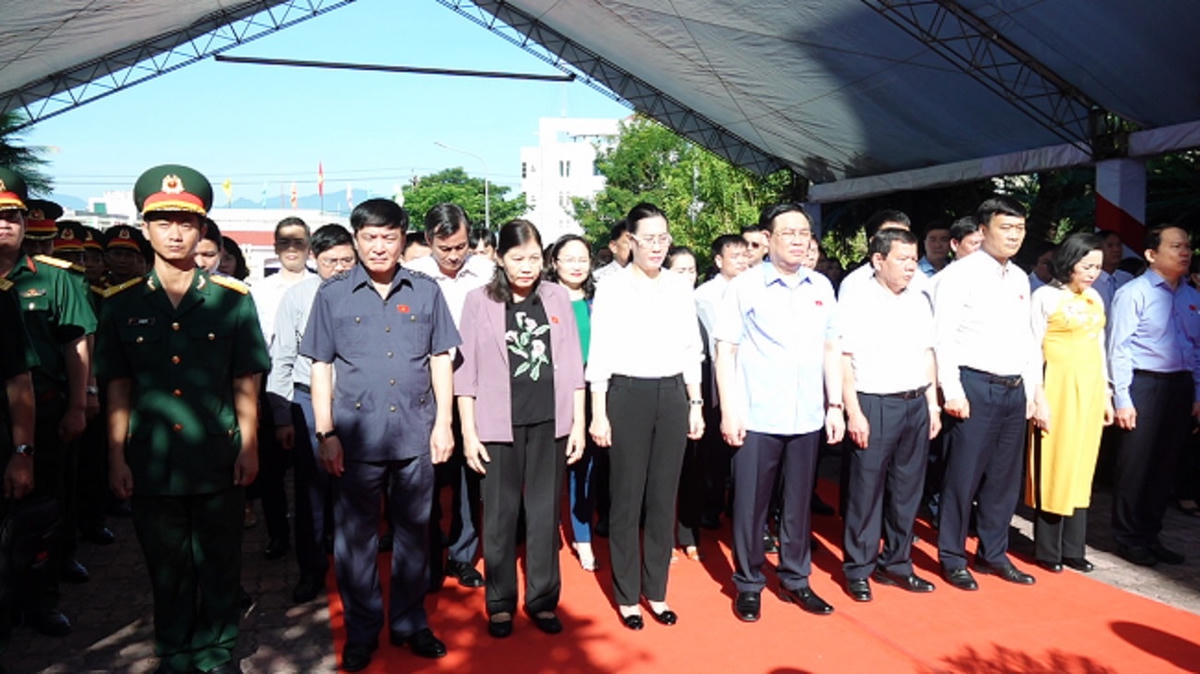 Chủ tịch Quốc hội và Đoàn công tác tại Nghĩa trang Liệt sĩ TP Quảng Ngãi.