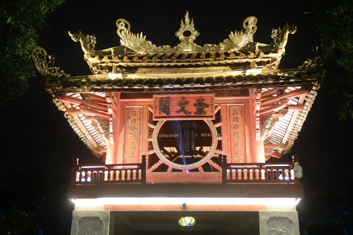 Ô cửa sổ Sao Khuê - biểu tượng cho ánh sáng của tri thức theo quan niệm truyền thống - chỉ được “hoàn thiện” nhờ có bóng in trên mặt nước hồ.