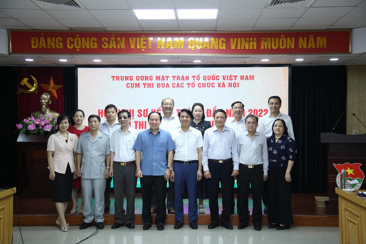 Các thành viên trong Cụm thi đua các tổ chức xã hội chụp ảnh lưu niệm.
