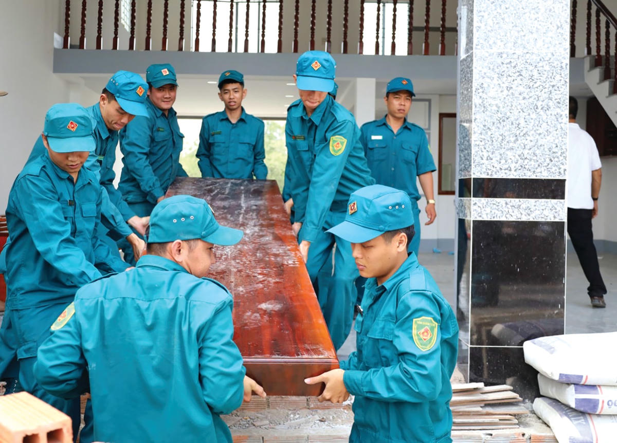 Lực lượng chức năng giúp người dân di dời đồ đạc khỏi khu vực sạt lở ở huyện Phong Điền (TP Cần Thơ).  