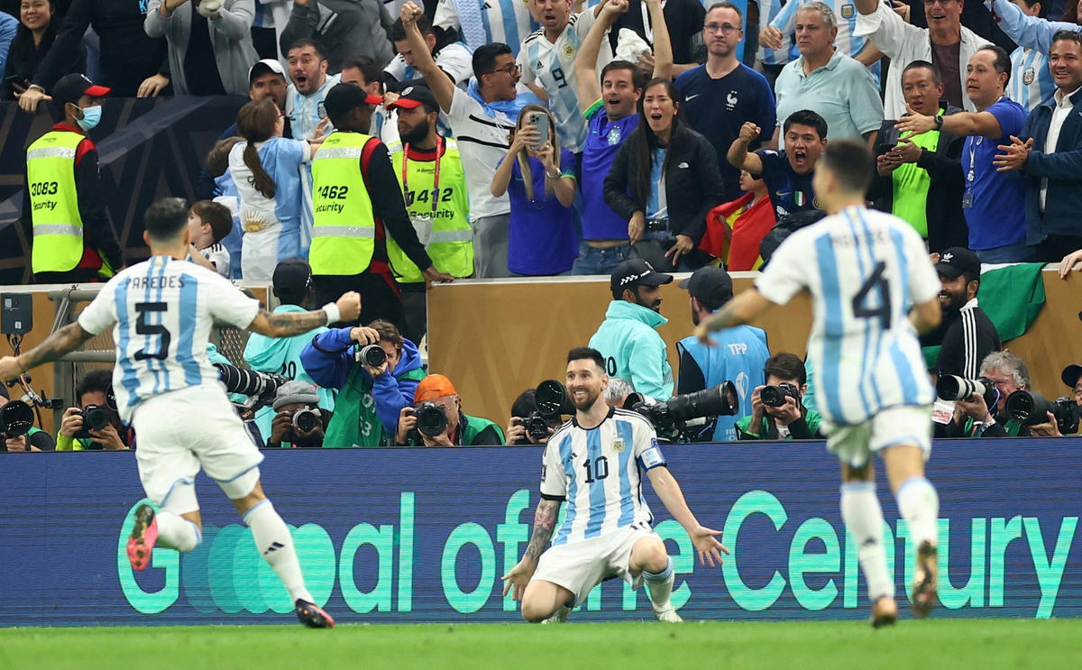 Messi ăn mừng bàn thắng thứ 6 cùng đồng đội.