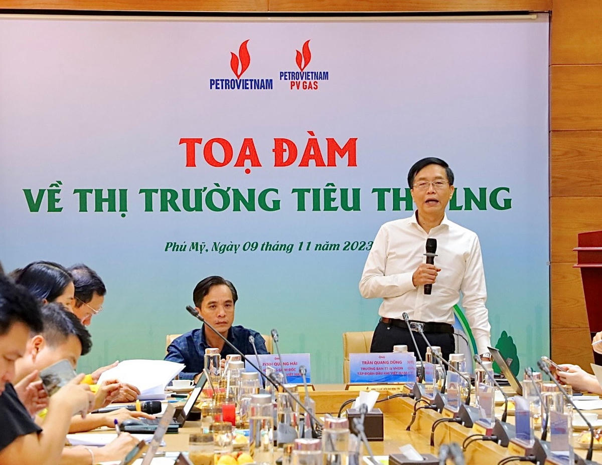 Ông Trần Quang Dũng, Ủy viên Ban Thường vụ - Trưởng ban Tuyên giáo Đảng ủy, Trưởng ban Truyền thông và Văn hóa doanh nghiệp Petrovietnam phát biểu khai mạc tọa đàm