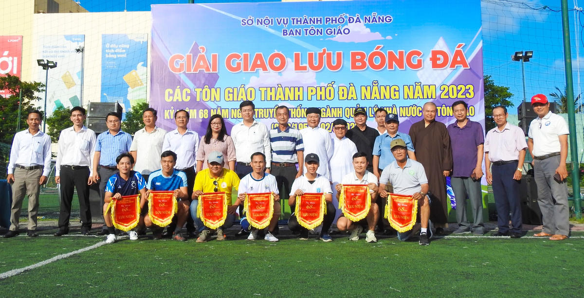 Ban tổ chức; đại biểu đại diện cơ quan, tổ chức tôn giáo và các đội bóng tham dự Giải. Ảnh: Thanh Tùng.