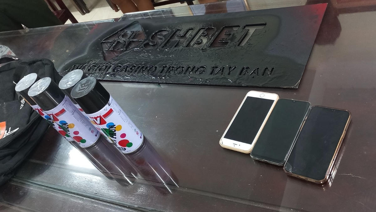 Tấm nhựa, các hộp sơn nhóm của Chiến dùng để phun lời quảng cáo trên các ghế đá