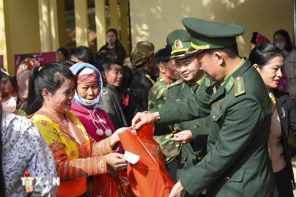 Người dân vùng cao vui vẻ nhận quà tại gian hàng 0 đồng trong Ngày hội “Xuân Biên phòng ấm lòng dân bản” do Bộ Chỉ huy Bộ đội Biên phòng tỉnh Điện Biên tổ chức (2024). (Ảnh: Xuân Tư/TTXVN)