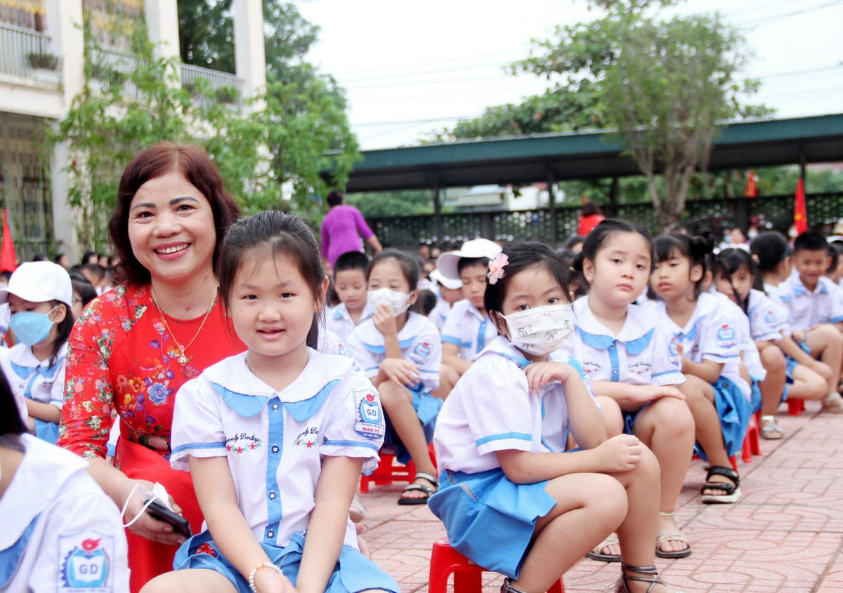 Niềm vui cô trò trường Tiểu học Nam Hà (thành phố Hà Tĩnh) trong ngày lễ khai giảng năm học mới.