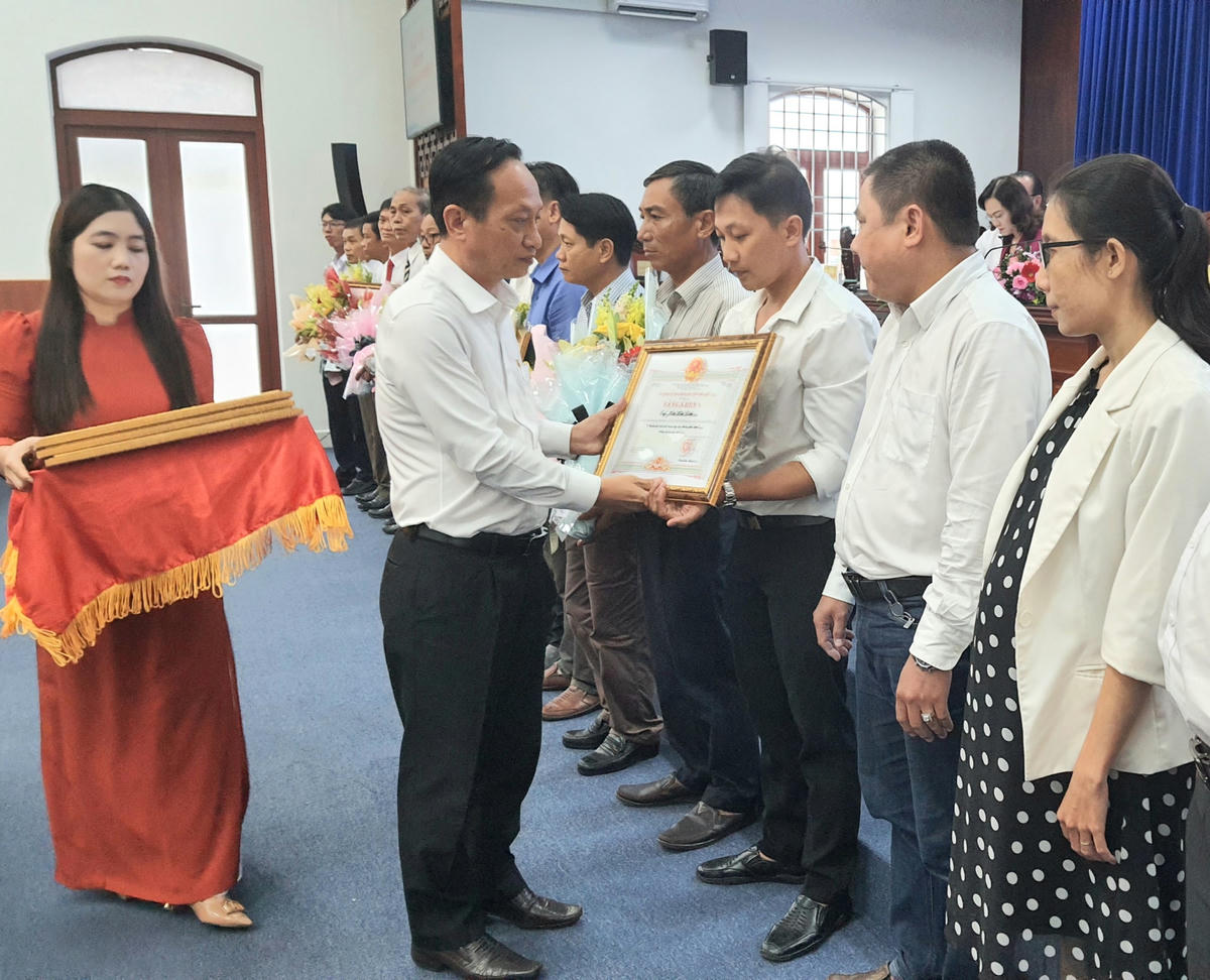  Chủ tịch UBND tỉnh Bạc Liêu trao bằng khen cho các cá nhân ngành y tế có thành tích trong công tác bảo vệ, chăm sóc sức khỏe nhân dân, đặc biệt trong công tác phòng, chống dịch bệnh Covid-19 thời gian qua.  
