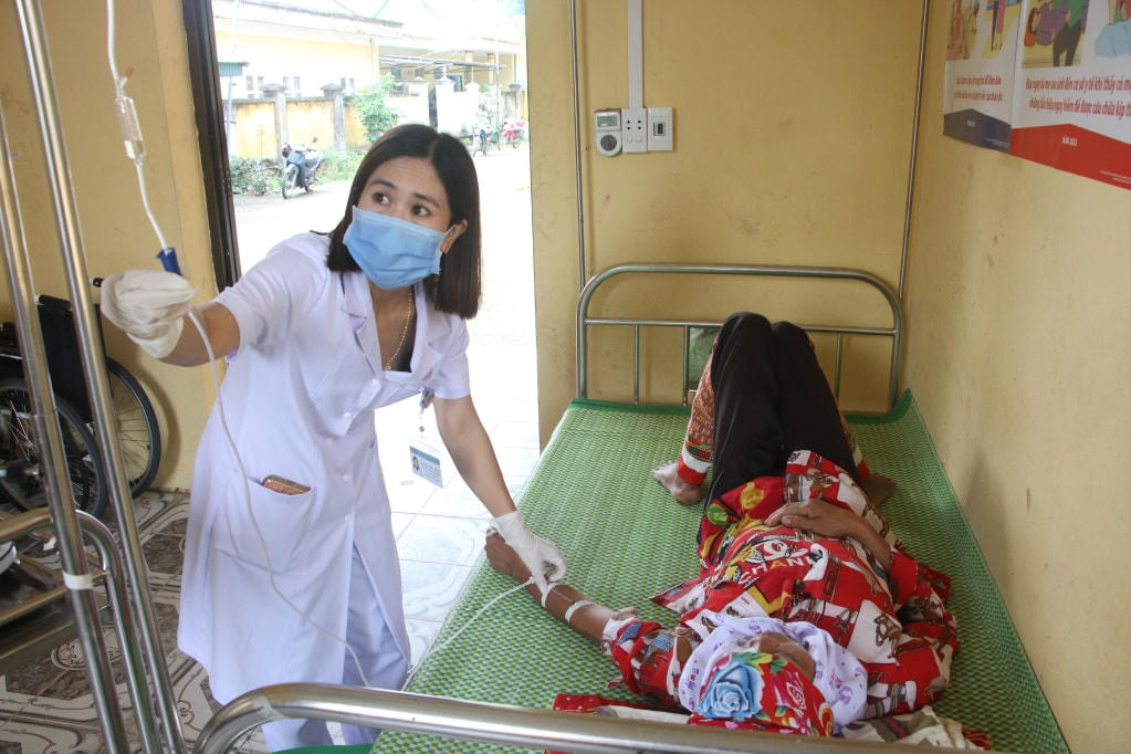 Bác sĩ Phạm Ngọc Dung khám bệnh cho người dân tại trung tâm y tế xã Quảng Sơn (huyện Hải Hà). Ảnh: Duy Khoa.