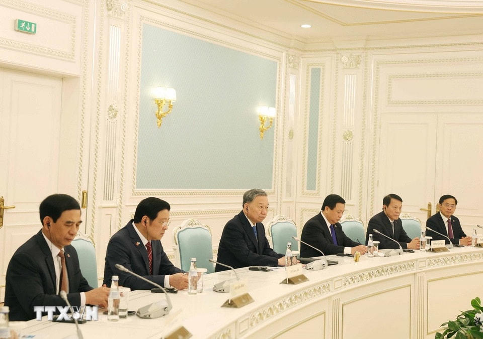 Tổng Bí thư Tô Lâm và đoàn Việt Nam tại cuộc hội đàm cấp Nhà nước với Tổng thống Kazakhstan Kassym-Jomart Tokayev. (Ảnh: Thống Nhất/TTXVN)