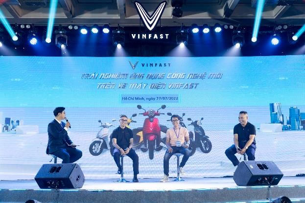 Khách hàng hào hứng trải nghiệm phần mềm mới trên xe máy điện VinFast