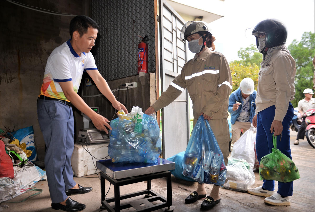 Rác được tập trung vào kho sẽ được tính số cân chính xác hoặc đếm số lượng đối với các loại vỏ lon nhôm… Sau đó rác sẽ được quy đổi ra thành tiền theo giá thu đổi từng loại công khai, ví dụ: 1 kg giấy bìa carton = 2.500 đồng, 1 kg nhựa mềm = 4.000 đồng, 1 vỏ lon = 300 đồng, 1 vỏ bao xi măng = 400 đồng…
