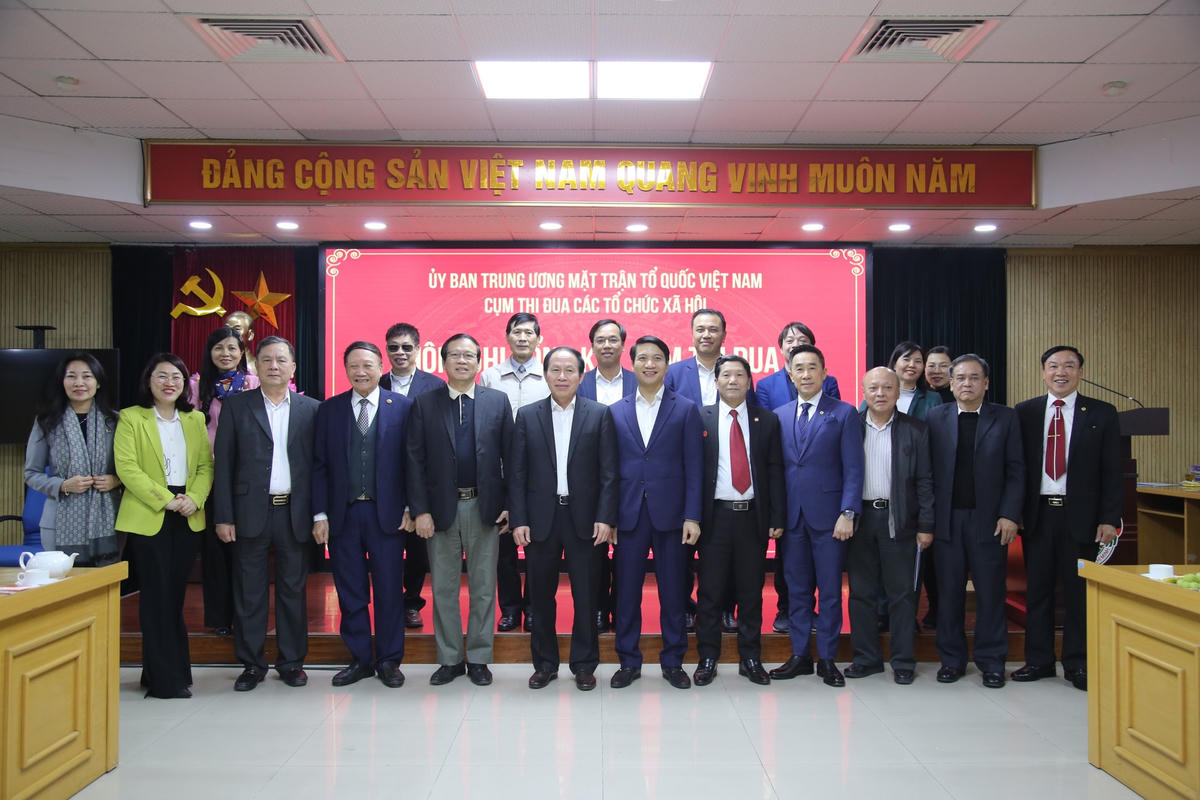 Phó Chủ tịch - Tổng Thư ký Lê Tiến Châu chụp ảnh lưu niệm cùng các đại biểu dự Hội nghị.
