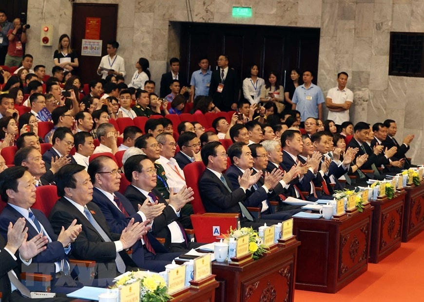 Các đại diện lãnh đạo Đảng, Nhà nước thạm dự để trao Giải và chúc mừng các tác giả đạt Giải.