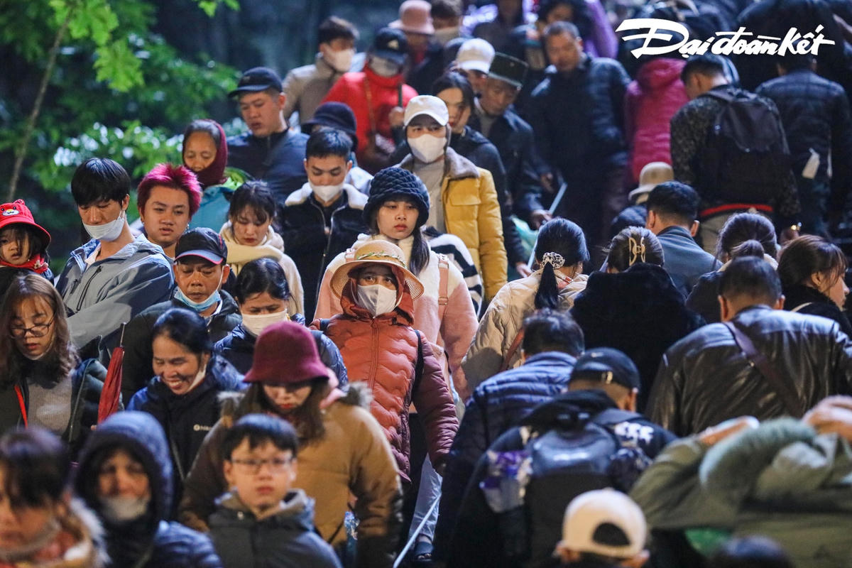 Gần 3 vạn du khách trong ngày khai hội Chùa Hương 2023