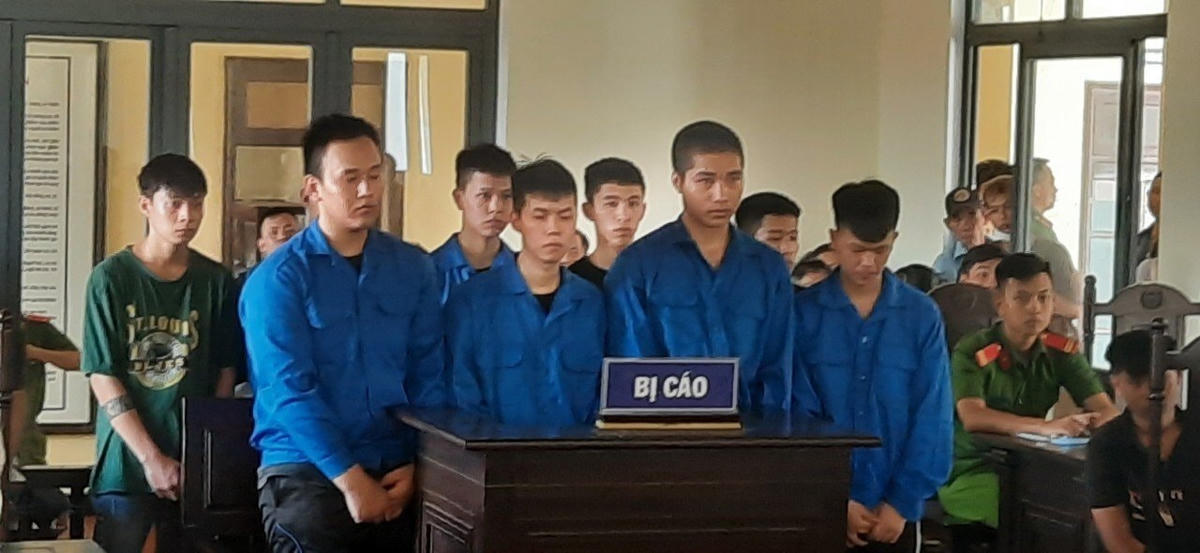 Các bị cáo tại TAND thị xã Điện Bàn. 