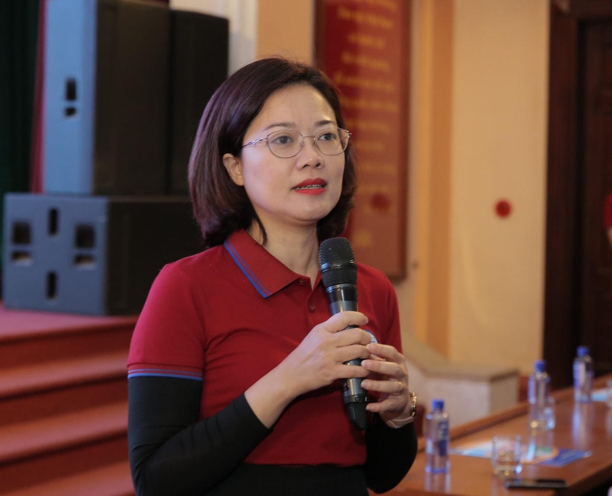 Bà Đặng Hương Giang, Trưởng Phòng Chính trị và Công tác sinh viên, Trường Đại học Thủy lợi trao đổi với học sinh về chính sách học bổng của trường.