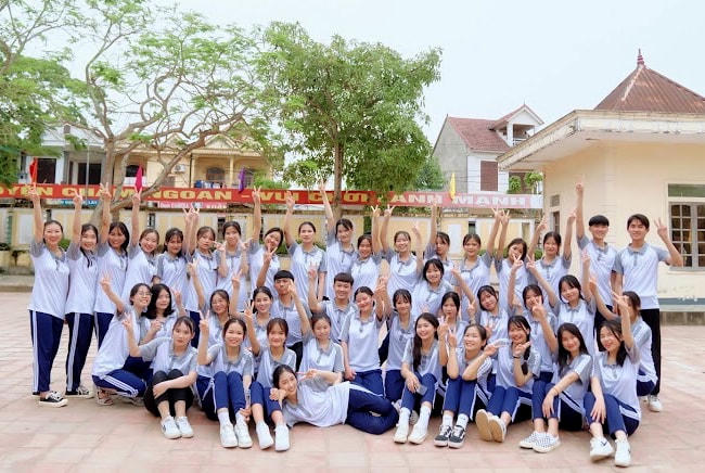 Tất cả các em học sinh lớp 12A5 đều ở nông thôn, gia đình thuần nông và có hoàn cảnh khó khăn.
