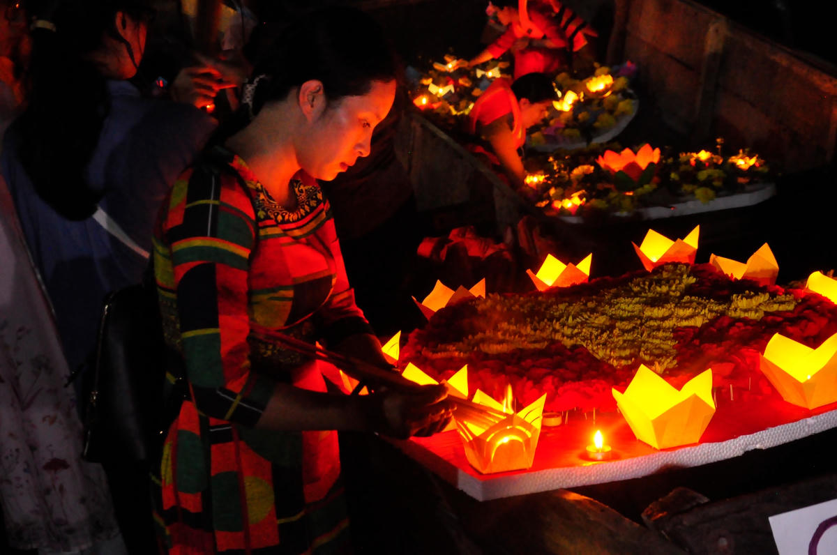 Đại lễ cầu siêu - Thả hoa đăng tri ân bên bờ sông Thạch Hãn