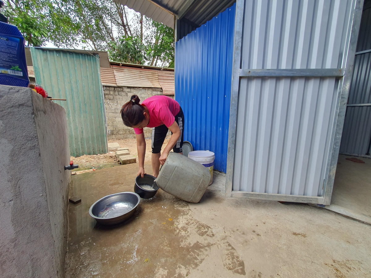 Cả tháng nay, gia đình chị Dương Thị Tính phải đi xin từng can nước về phục vụ sinh hoạt hằng ngày.