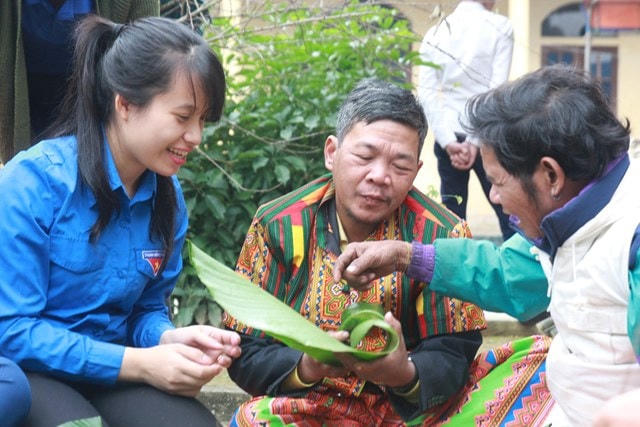 Bộ đội biên phòng, đoàn thanh niên cùng gói bánh chưng với bà con dân tộc Chứt trong lễ Tết Chăm - cha - bới.