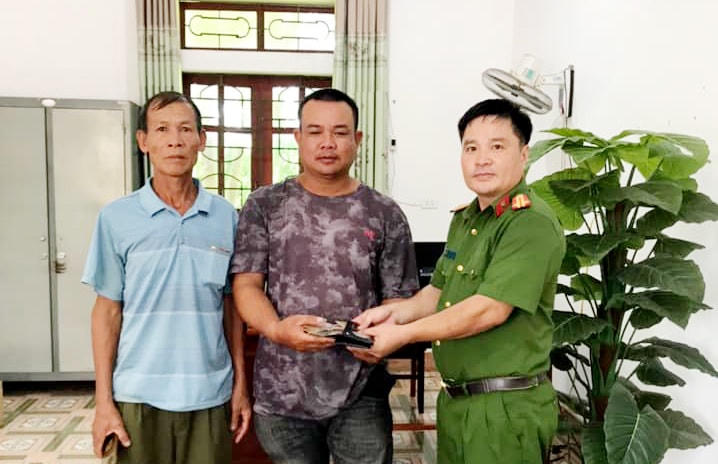 Công an xã Thanh Bình Thịnh trả lại tài sản cho anh Nguyễn Hữu Lam.