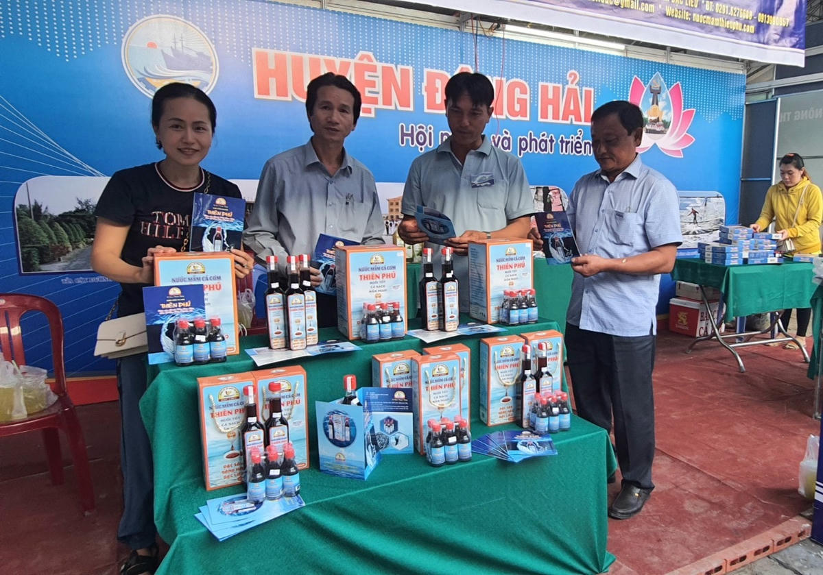 Trưng bày các sản phẩm OCOP của huyện Đông Hải.