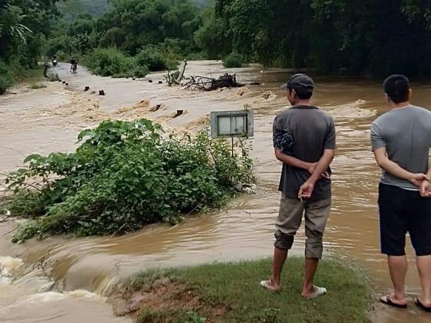 Nước lũ chảy xiết qua tuyến đường tràn qua địa bàn xã Lương Ngoại (huyện Bá Thước) 