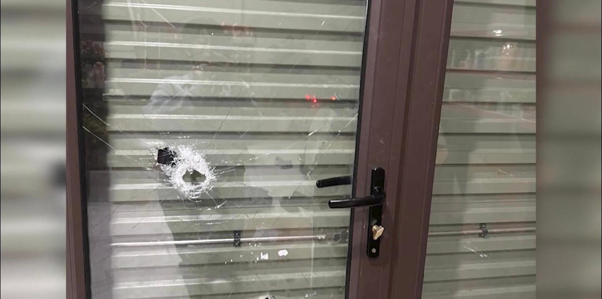 Hai đối tượng lạ mặt đã dùng sung bán vào nhà chị T.