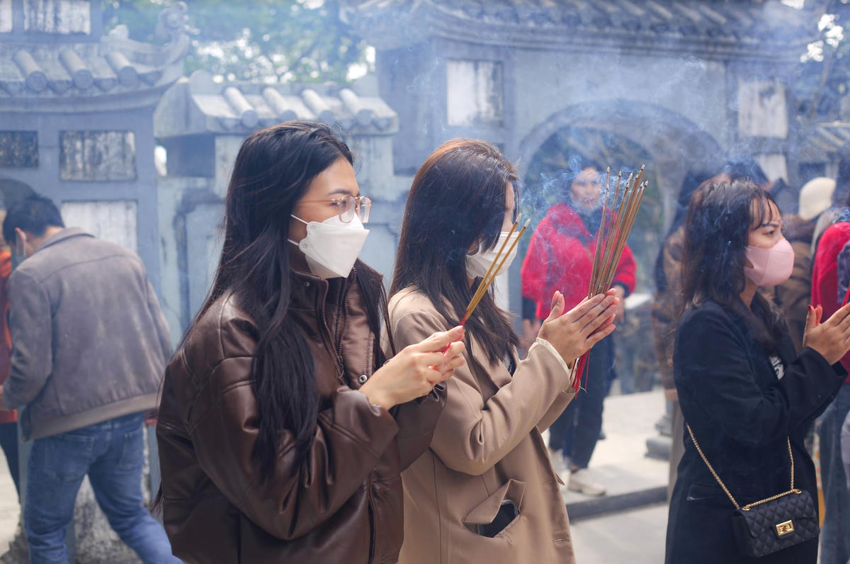 Với người dân Quảng Bình, Hà Tĩnh đền Công chúa Liễu Hạnh luôn là địa điểm linh thiêng được ghé thăm đầu tiên trong ngày đầu năm mới. Người dân đến đây để cầu bình an, tài lộc, sức khỏe cho gia đình, người thân. 