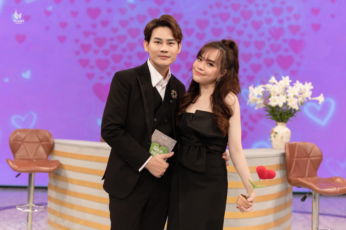 Tuy gặp nhiều khó khăn khi con đầu lòng mắc bệnh tim bẩm sinh, cặp đôi vẫn bền bỉ đồng hành cùng nhau. 