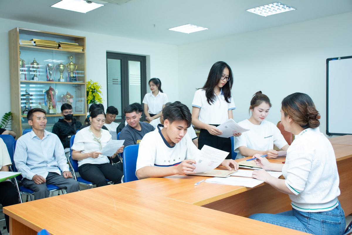 Tân sinh viên Trường Đại học Sư phạm Hà Nội 2.