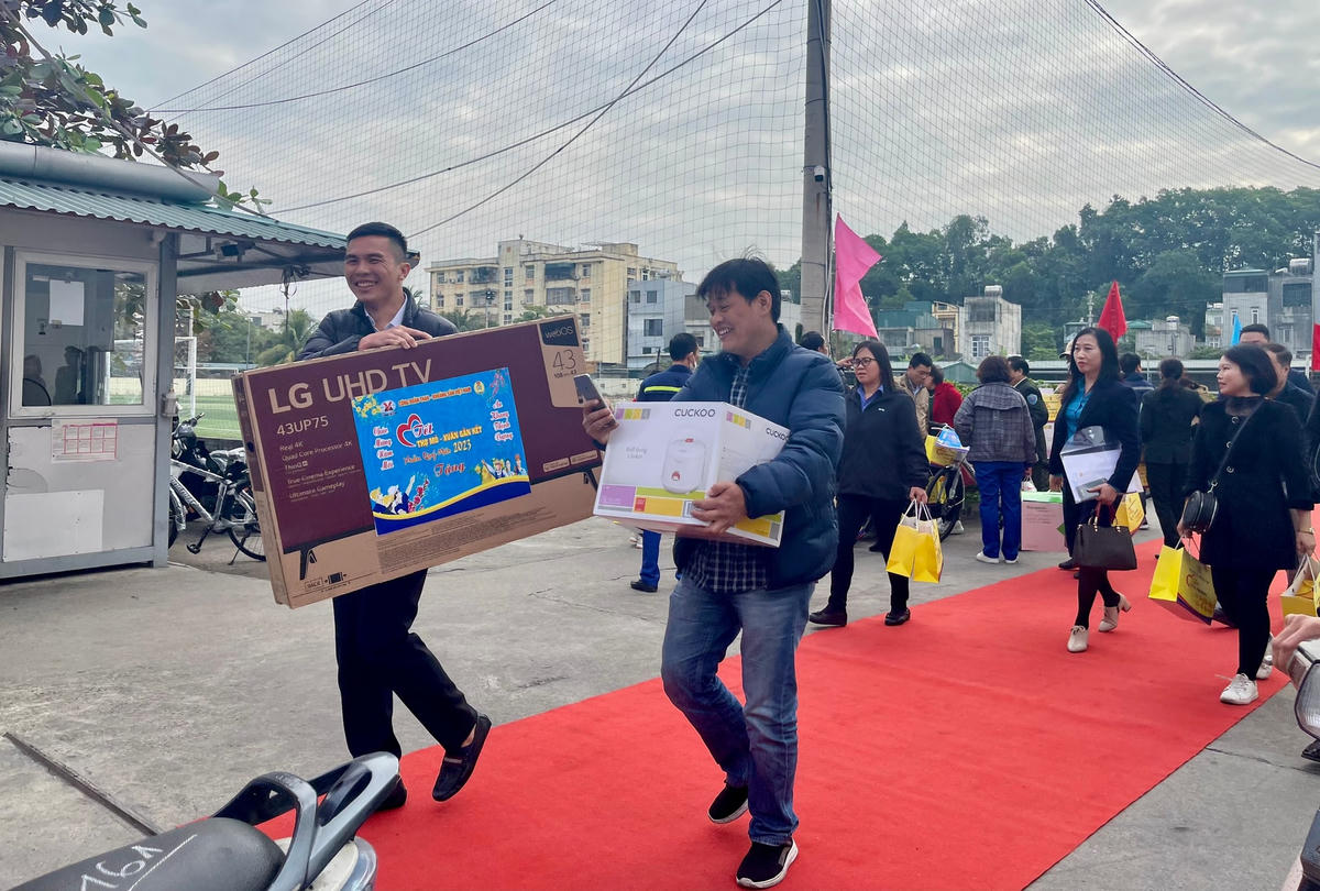 Nhiều phần quà giá trị đã được trao đến tay người lao động.