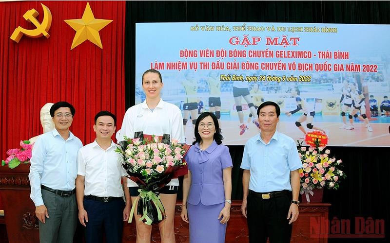 Polina Rahimova xuất hiện với chiều cao 1m98.