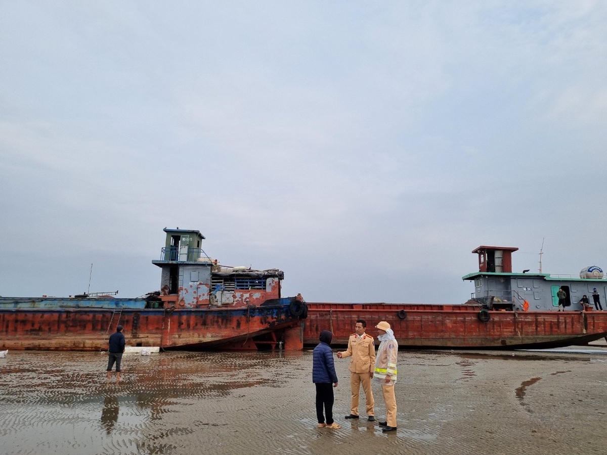 Đến sáng 14/2, lực lượng chức năng đã tìm được thi thể anh N.V.D, người điều khiển sà lan số hiệu NĐ-0413.