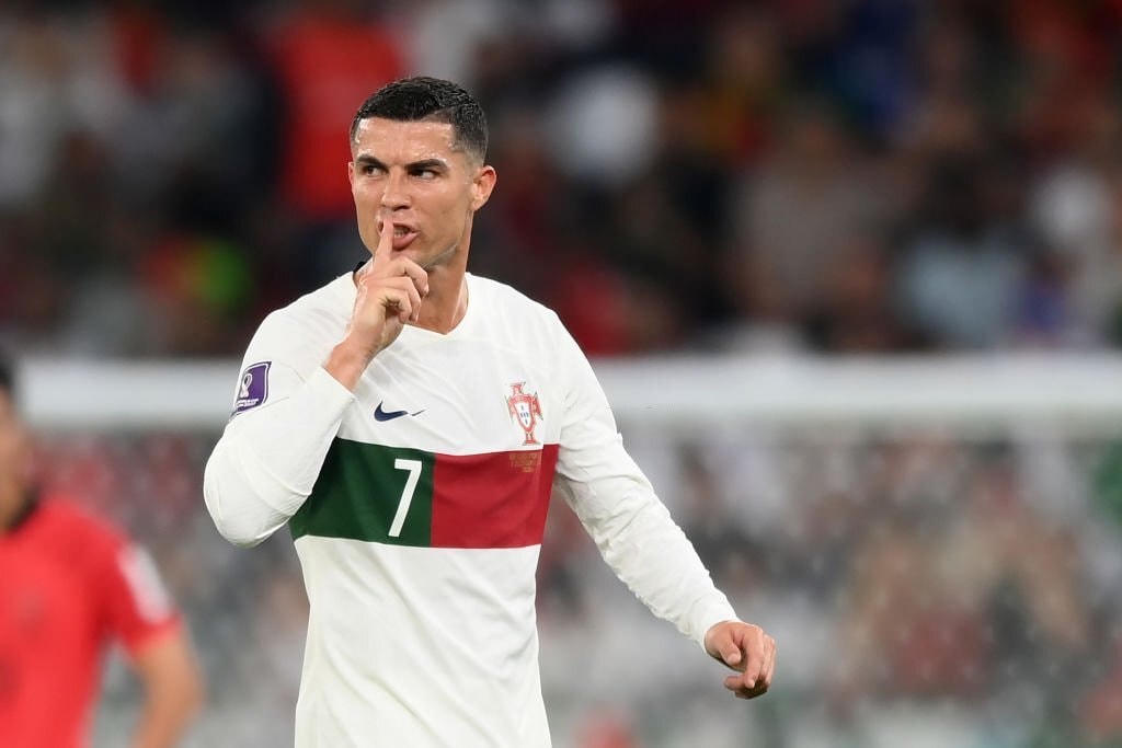 Sau một pha dứt điểm lỗi, Ronaldo ra dấu im lặng với CĐV Hàn Quốc khi họ liên tiếp hô tên Messi. Ảnh: Getty.