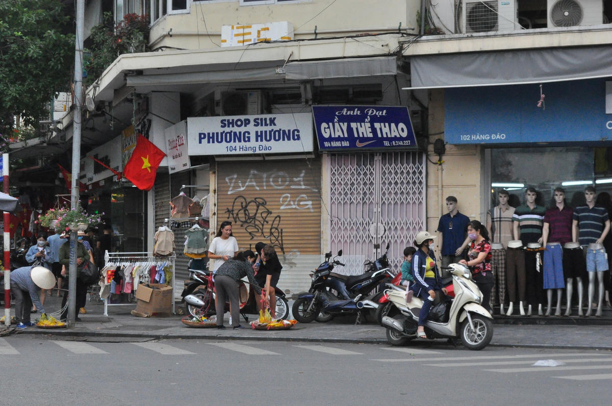 Thế nên những cửa hàng vẫn đóng cửa im lìm suốt thời gian dài dù mọi hoạt động khác đã trở nên nhộn nhịp, tấp nập...
