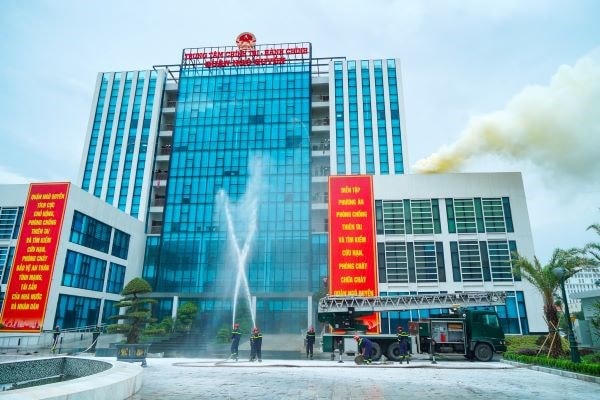 Diễn tập Phòng chống thiên tai – Tìm kiếm cứu nạn và Phòng cháy chữa cháy tại Trung tâm Chính trị - Hành chính quận Ngô Quyền. Ảnh: Công an TP Hải Phòng.