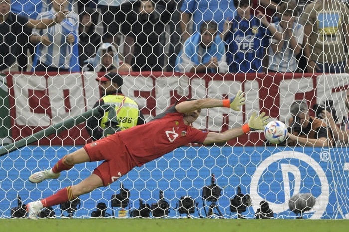 Thủ thành Emiliano Martinez tỏa sáng với 2 pha cản phá liên tiếp