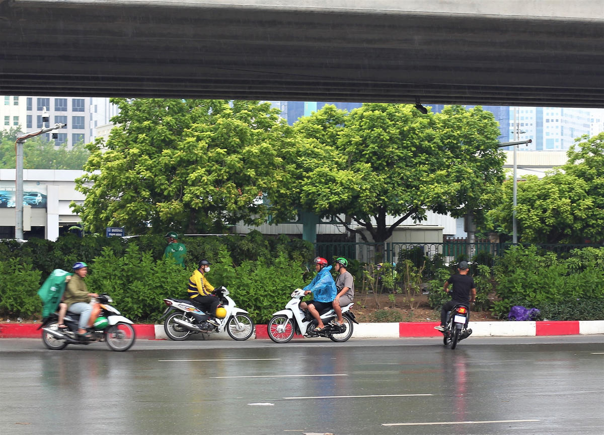 Chia sẻ với PV, T.N.A (20 tuổi) cho biết: “Rất nhiều lần đi trên đường, lúc dừng đèn đỏ thì tài xế xe ôm sau lưng liên tục bấm còi ra hiệu nhường đường để vượt. Điều này khiến mình rất bức xúc về thực trạng không chấp hành luật lệ giao thông của một số tài xế”.  