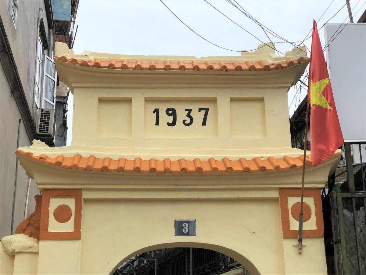 Nhà trong làng đã được sửa sang nhưng vẫn lưu lại năm xây dựng từ 1937.