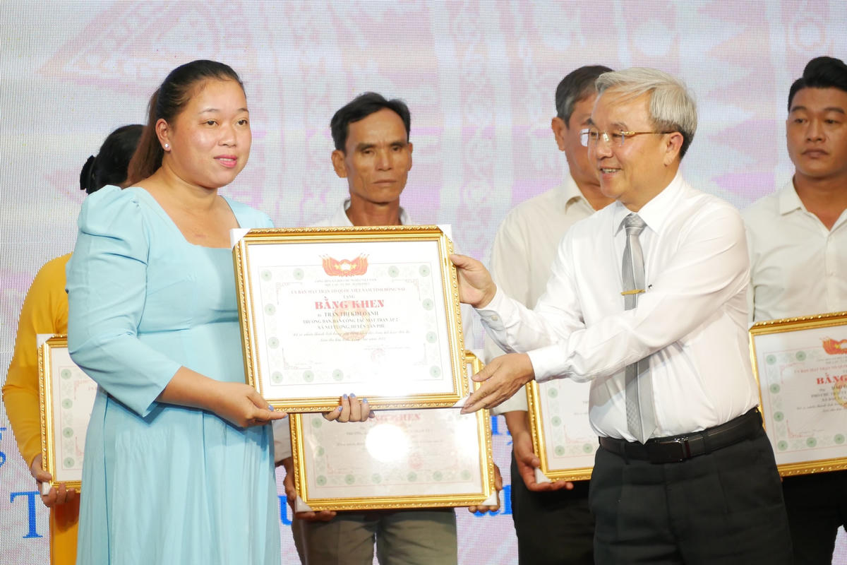 Chủ tịch Ủy ban MTTQ Việt Nam tỉnh Đồng Nai Cao Văn Quang tặng bằng khen cho cá nhân có thành tích trong xây dựng khối Đại đoàn kết toàn dân tộc trên địa bàn tỉnh năm 2022. Ảnh: Duy Nam.